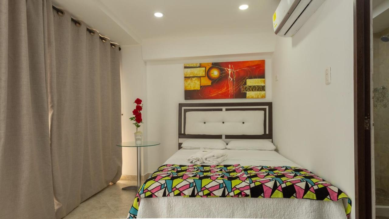 Hollywood Apartahotel 2*